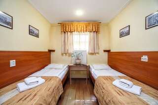 Отель Hotel Kaiser Econom Львов Бюджетный двухместный номер с 2 отдельными кроватями-2
