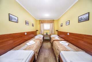 Отель Hotel Kaiser Econom Львов Четырехместный номер-2
