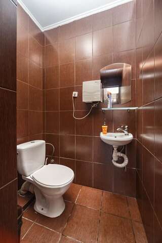 Отель Hotel Kaiser Econom Львов Бюджетный двухместный номер с общей ванной комнатой-5